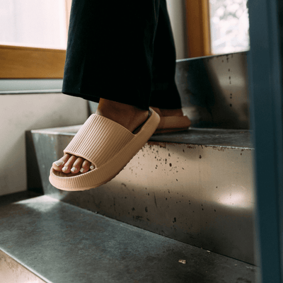 Slide-Sandale mit Strukturband | Extra-Sohle | Bequem & Modern