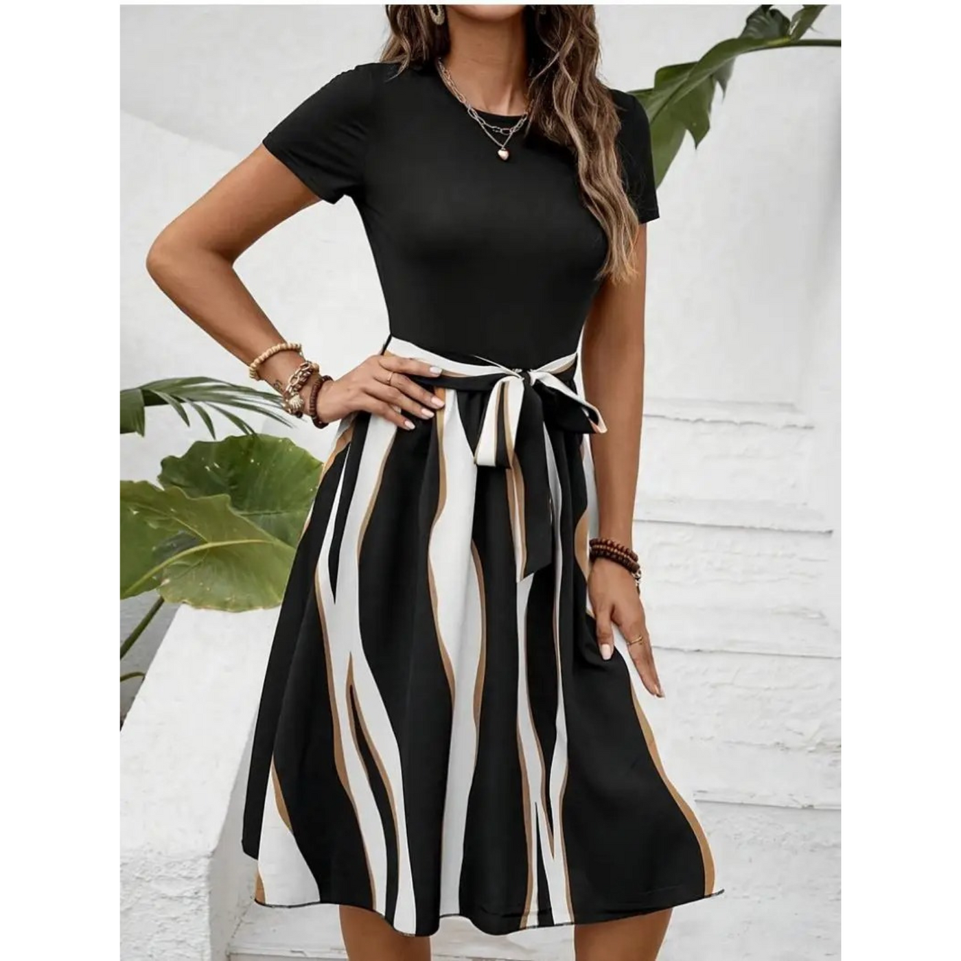 Midikleid | Taillengürtel & ausgestellter Rock | Feminin & Elegant