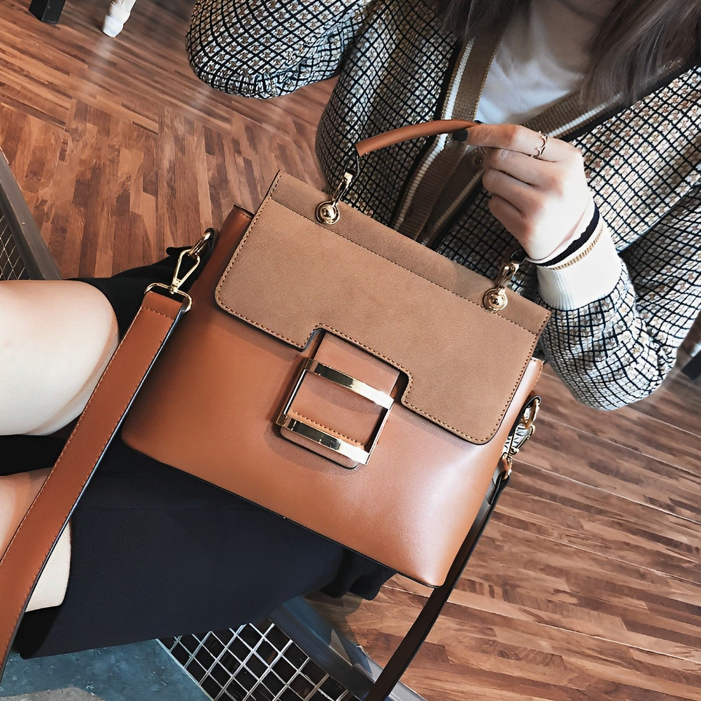 Elegante Handtasche | Zweifarbiger Look | Statement-Schnalle