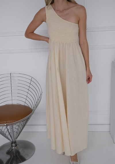 MiannCo™ – Tia One-Shoulder Maxi-Kleid mit Raffung in Buttermilk