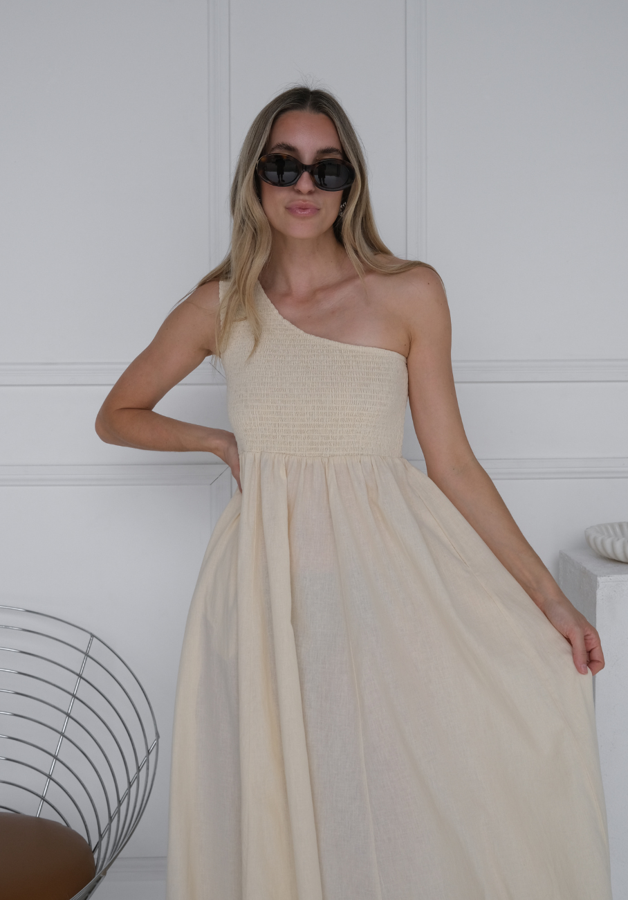 MiannCo™ – Tia One-Shoulder Maxi-Kleid mit Raffung in Buttermilk