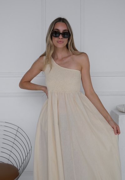 MiannCo™ – Tia One-Shoulder Maxi-Kleid mit Raffung in Buttermilk