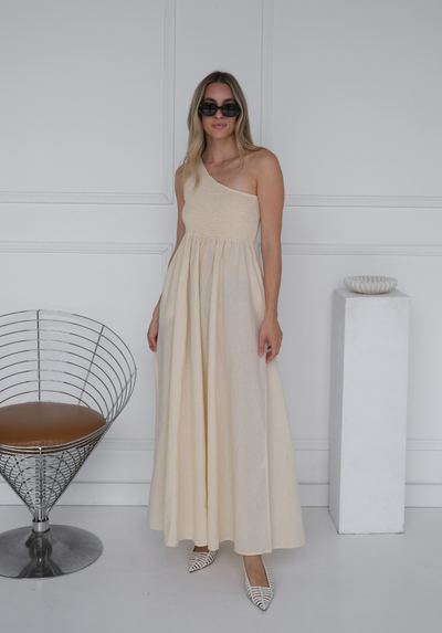 MiannCo™ – Tia One-Shoulder Maxi-Kleid mit Raffung in Buttermilk