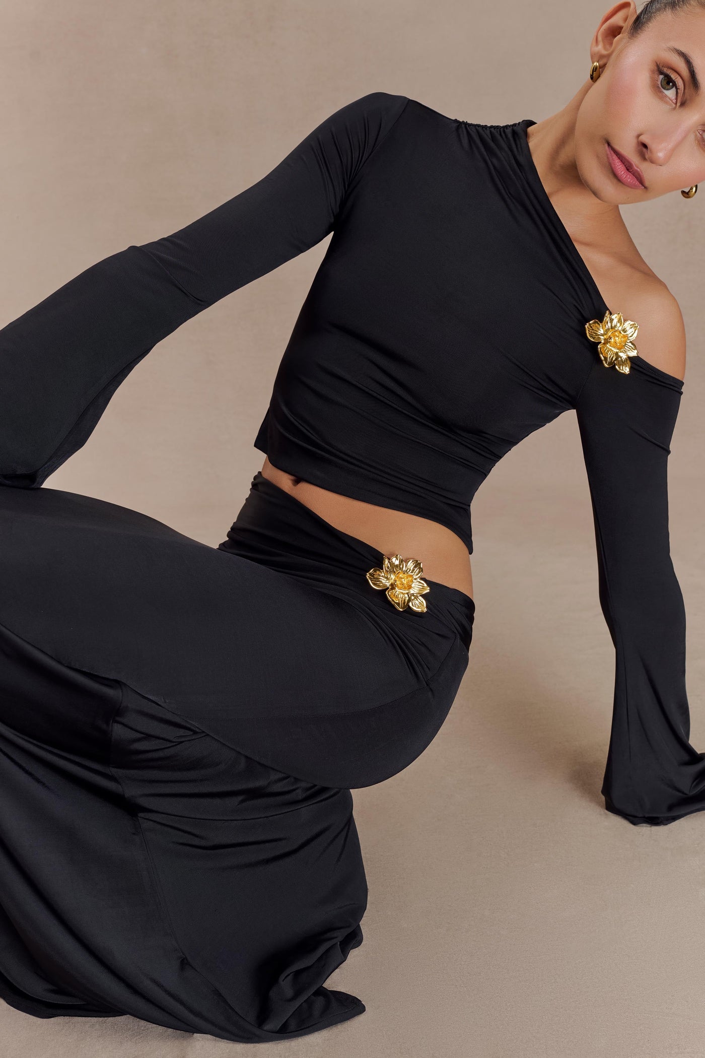 Wilma | Set aus langem Rock mit hoher Taille und Top mit langen Ärmeln und Ausschnitt