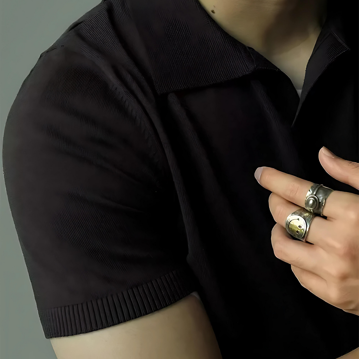 Klassisches Herren Polohemd mit V-Ausschnitt und Strickmuster