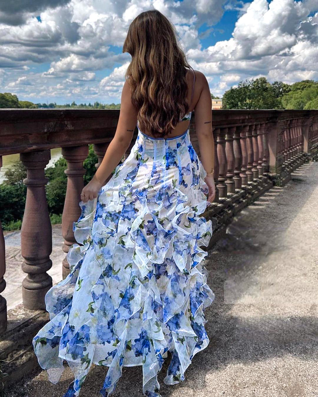Damenkleid mit Rüschen und floralem Muster