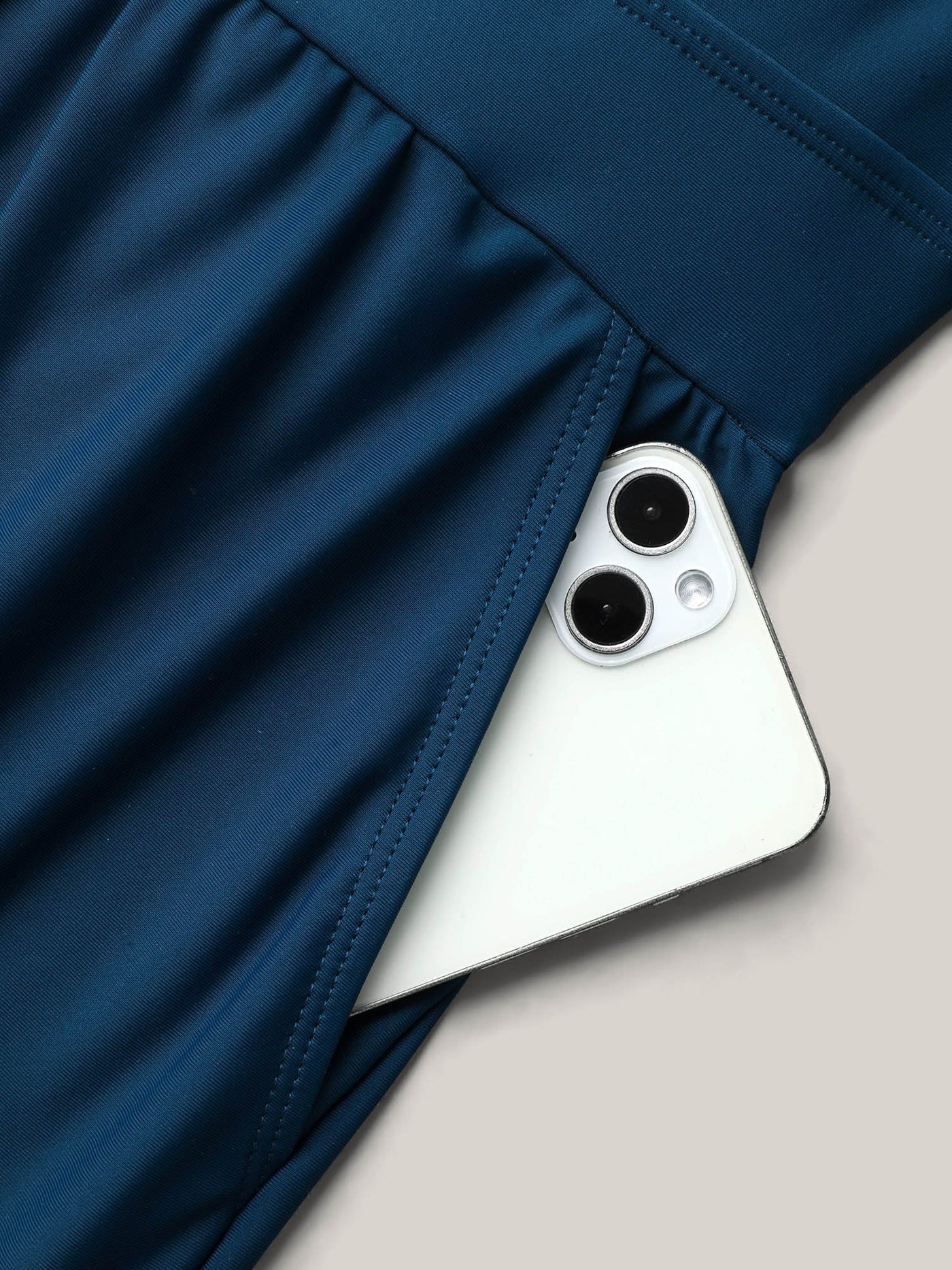 AquaWrap™ – Einfarbiger Einteiler-Badeanzug mit Wickelausschnitt und Gürtel