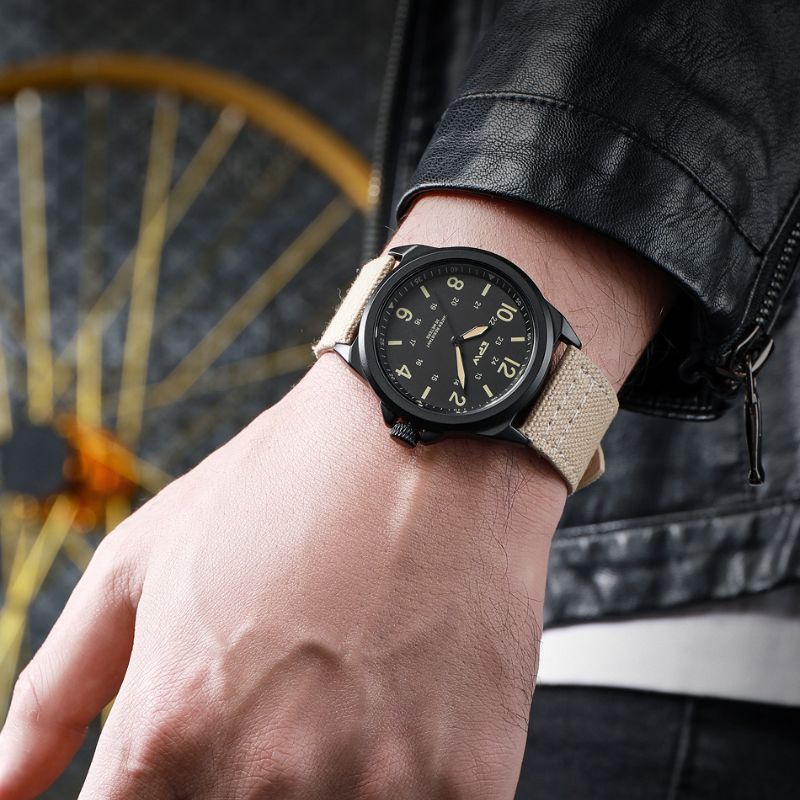 moderne klassische Uhr mit Lederarmband