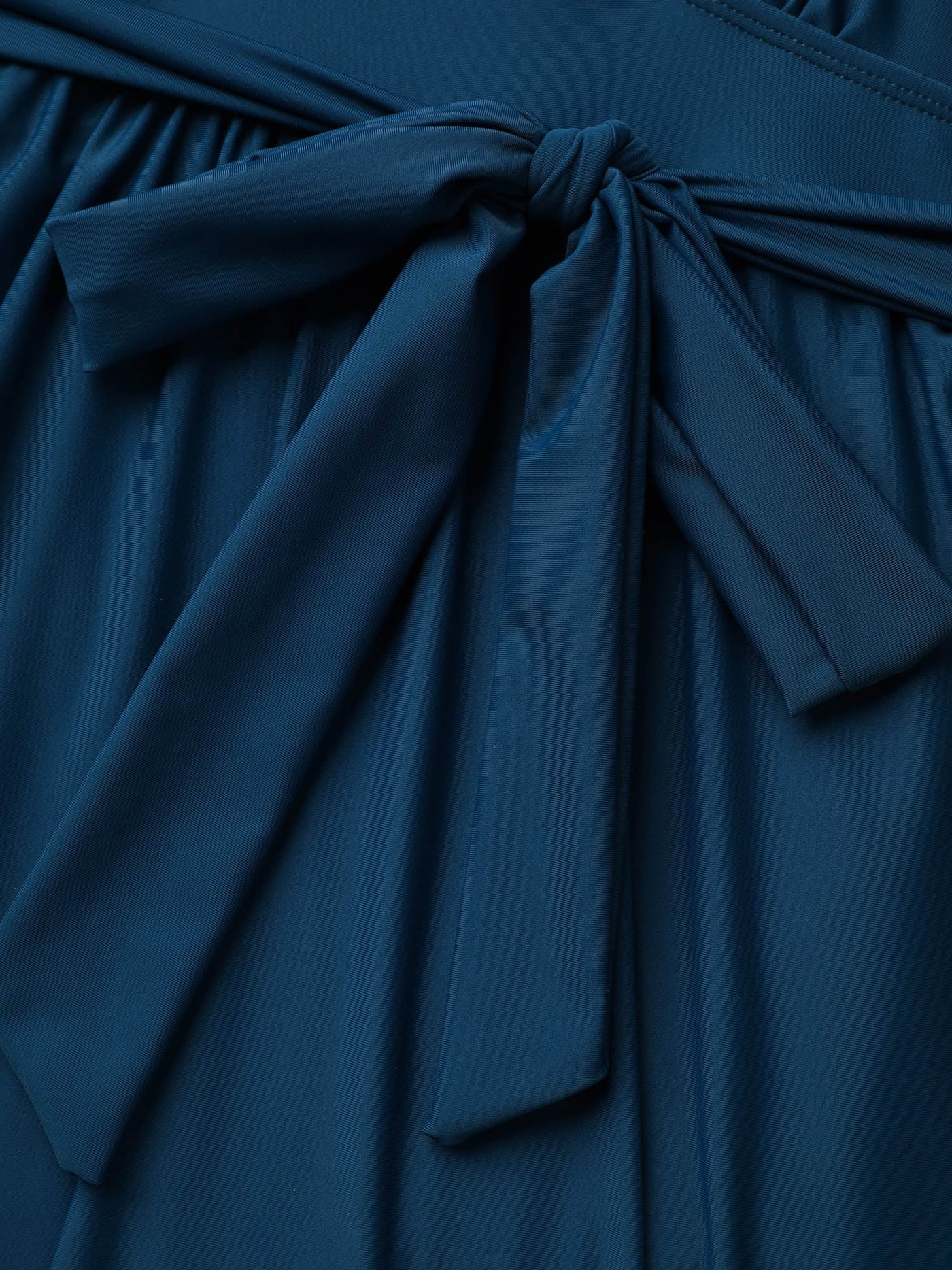 AquaWrap™ – Einfarbiger Einteiler-Badeanzug mit Wickelausschnitt und Gürtel