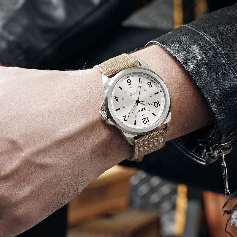 moderne klassische Uhr mit Lederarmband