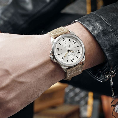 moderne klassische Uhr mit Lederarmband