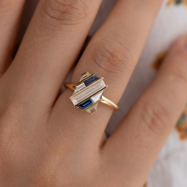 Vintage Ring mit blauem und weißem Kristall in Gold