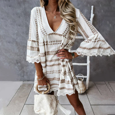 Elga™ | Boho Sommerkleid für Damen – Kurzes Kleid mit V-Ausschnitt, Trompetenärmeln & Spitzen-Details im Ethno-Look