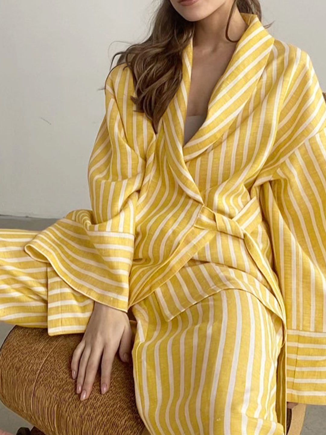 Zweiteiliges Set mit Streifen | Wickelbluse & Weite Hose | Modern und Lässig