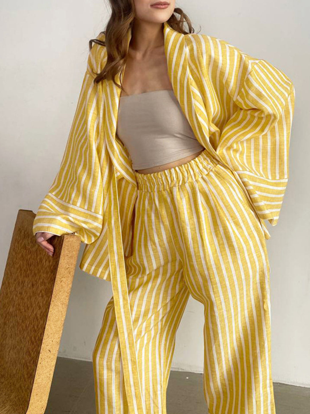 Zweiteiliges Set mit Streifen | Wickelbluse & Weite Hose | Modern und Lässig
