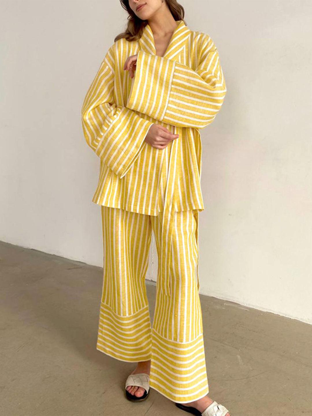 Zweiteiliges Set mit Streifen | Wickelbluse & Weite Hose | Modern und Lässig