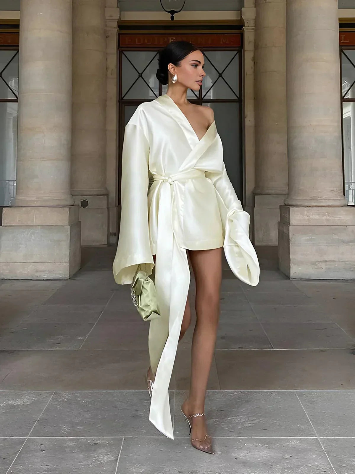 Wickel-Minikleid mit Bindegürtel | Asymmetrische Ärmel | Architektonischer Chic