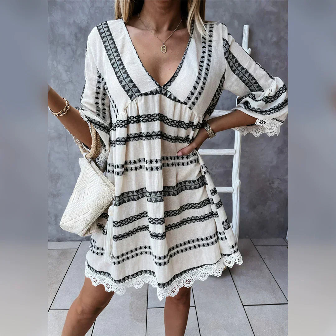 Elga™ | Boho Sommerkleid für Damen – Kurzes Kleid mit V-Ausschnitt, Trompetenärmeln & Spitzen-Details im Ethno-Look