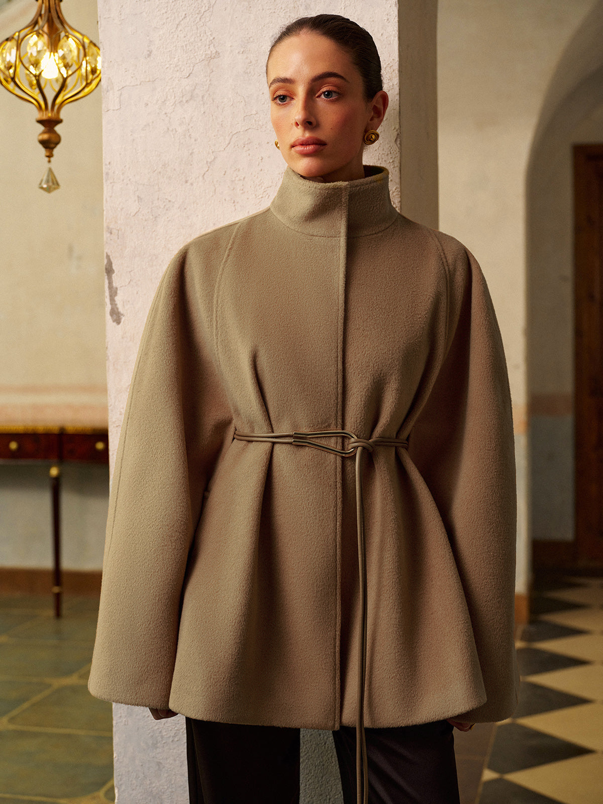 Damenmantel  mit Stehkragen und Gürtel