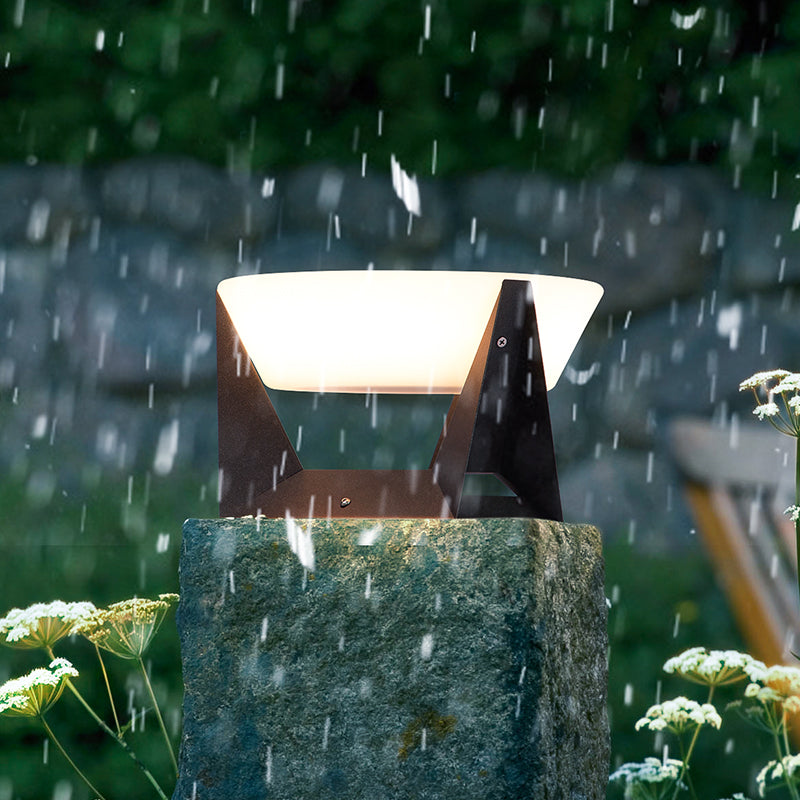 Solarbetriebene LED-Außenlampe mit geometrischem Design