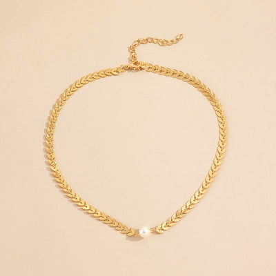 Goldene Blätter-Halskette mit gotischer Perle