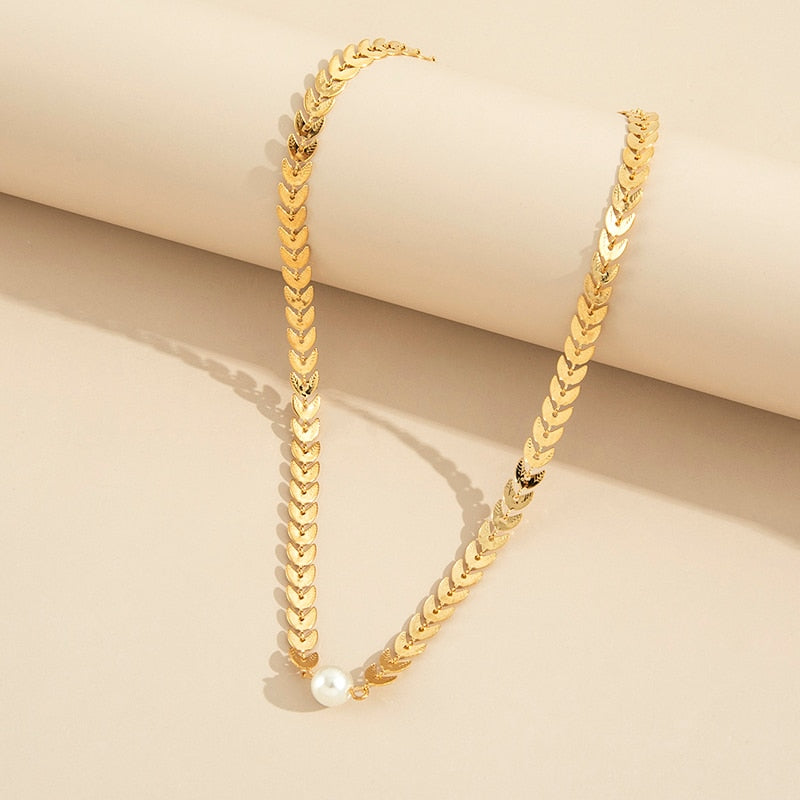 Goldene Blätter-Halskette mit gotischer Perle