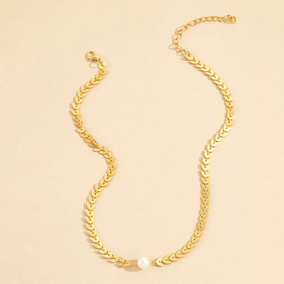 Goldene Blätter-Halskette mit gotischer Perle