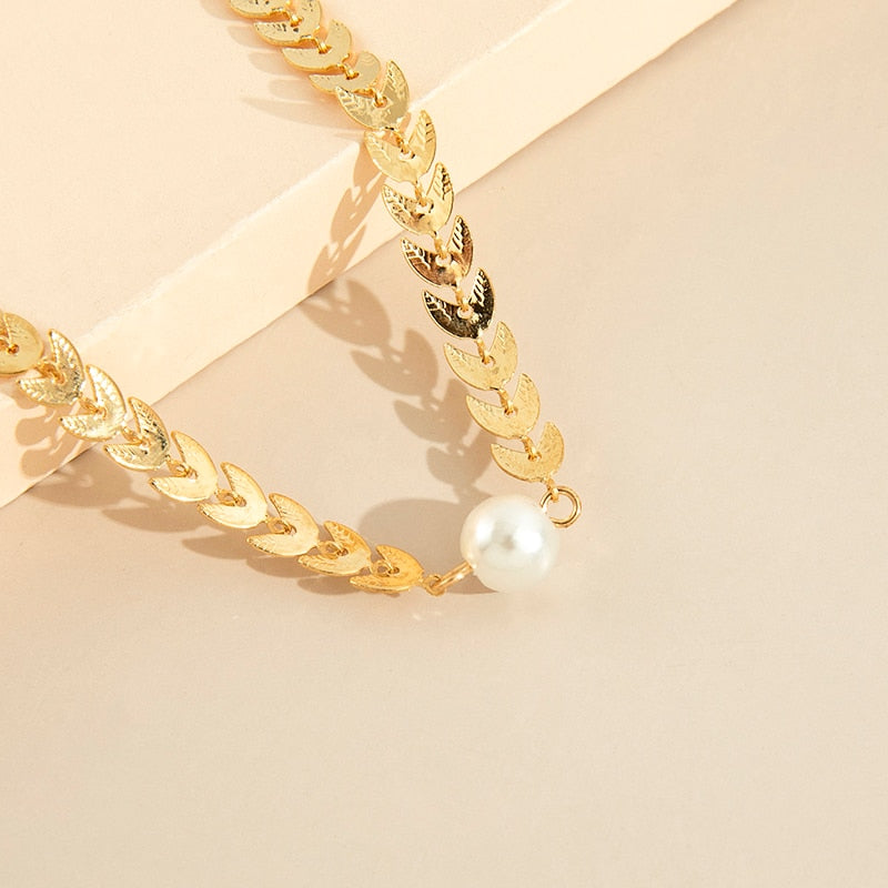 Goldene Blätter-Halskette mit gotischer Perle