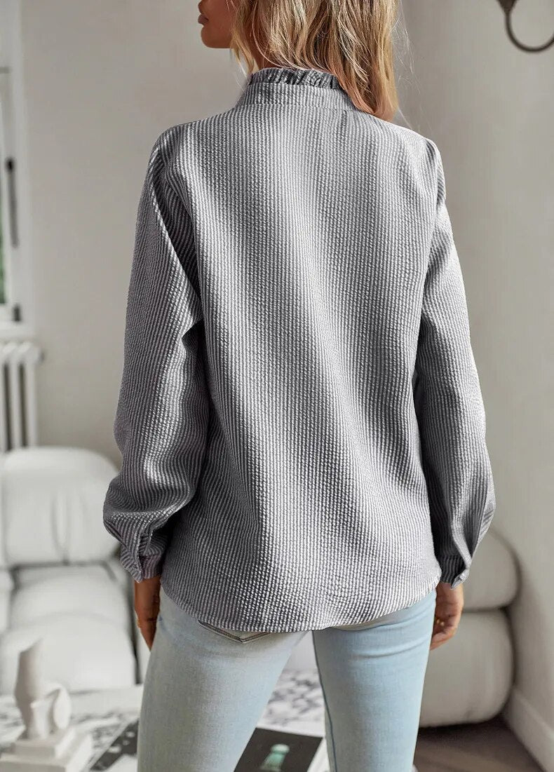 Selene - Fließende Bluse mit Rüschen und langen Ärmeln