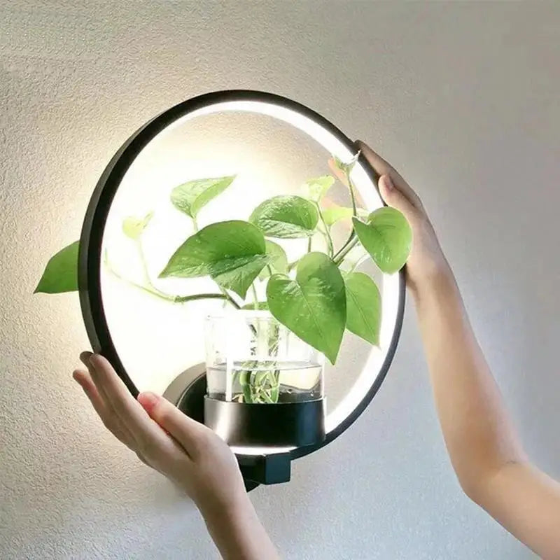 GlowPlant™ – Wandlicht mit Stil & integriertem Pflanzgefäß