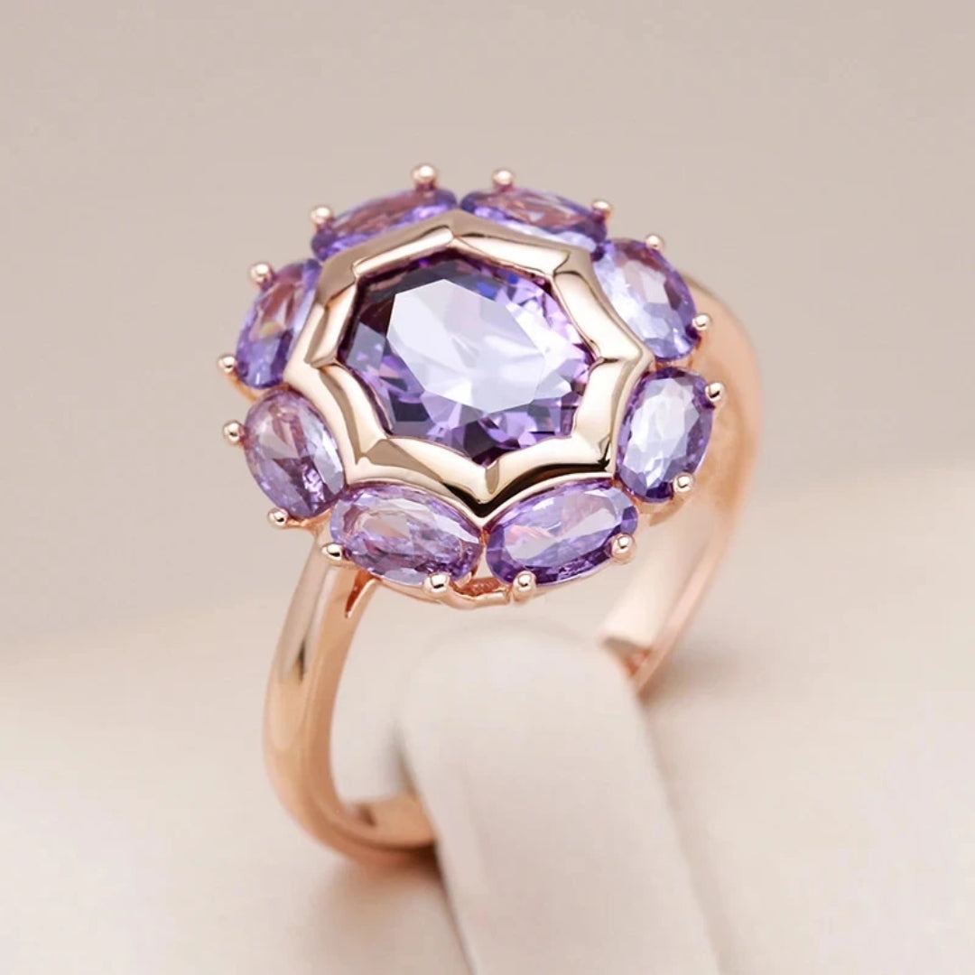 Goldring mit abgerundetem violettem Kristall