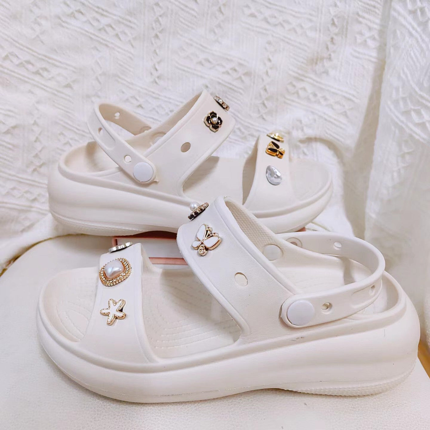 Damen Sandalen mit dekorativen Applikationen Fudus