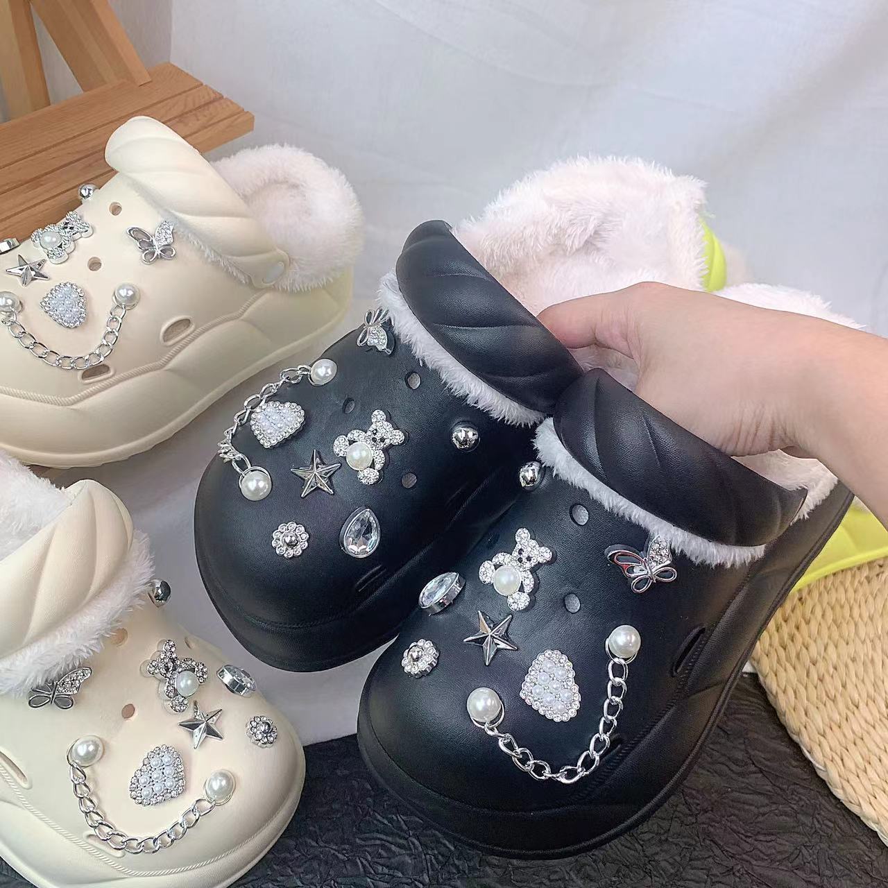 Damen Hausschuhe mit Teddyfutter und Dekor Fudus