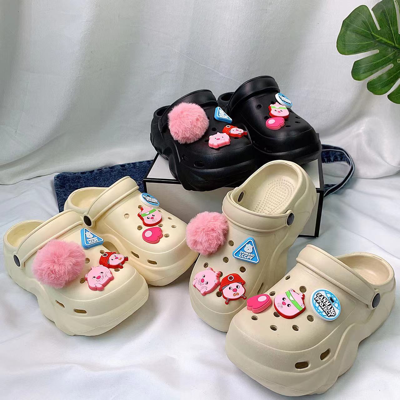 Damen Lustige Clogs mit kreativen 3D-Accessoires und rutschfester Sohle Fudus