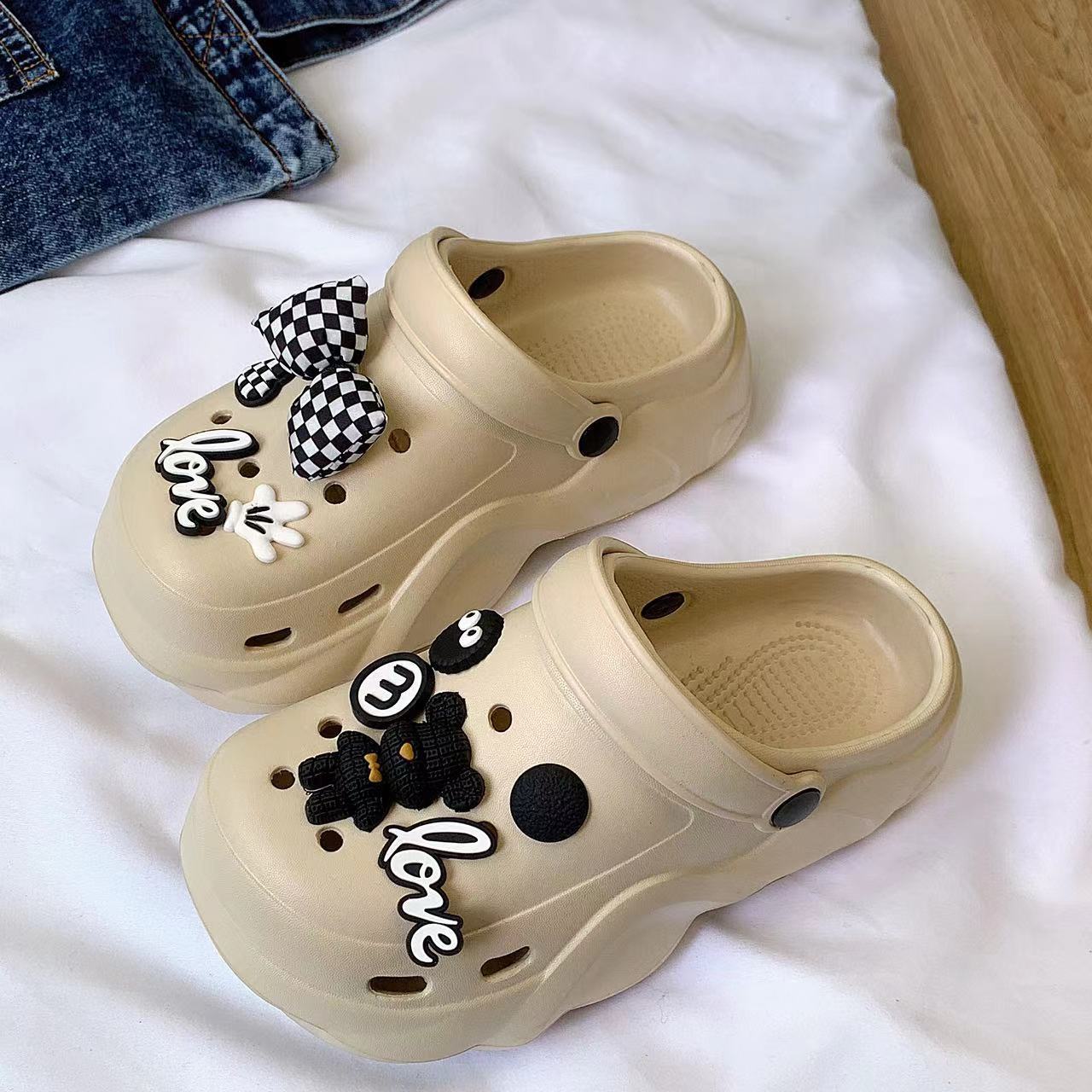 Damen Pantoletten mit bunten Accessoires Fudus