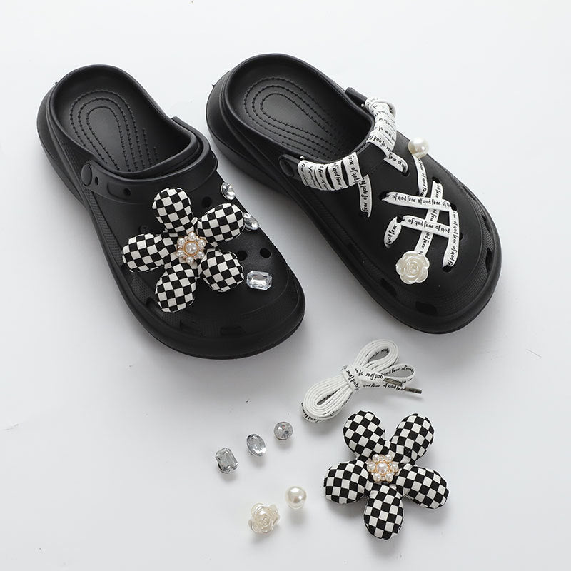 Damen Verspielte Clogs mit dekorativen Blumenapplikationen und verschiedenen Accessoires Fudus