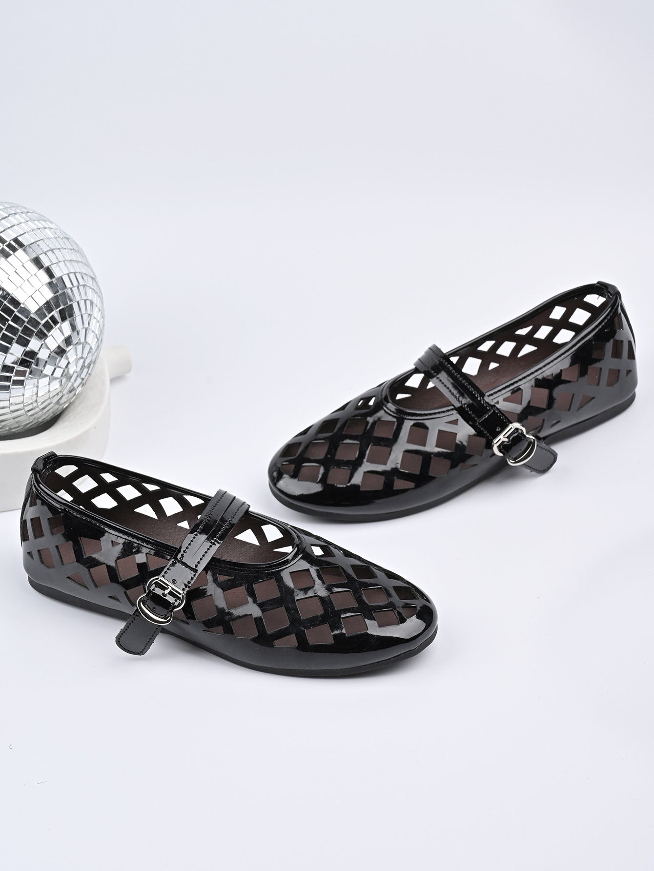 Damen Ballerinas mit dekorativen Netzdetails und verstellbarem Riemen Fudus