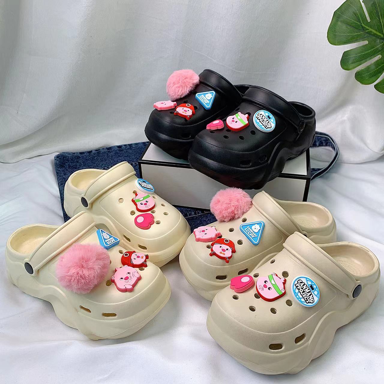 Damen Lustige Clogs mit kreativen 3D-Accessoires und rutschfester Sohle Fudus