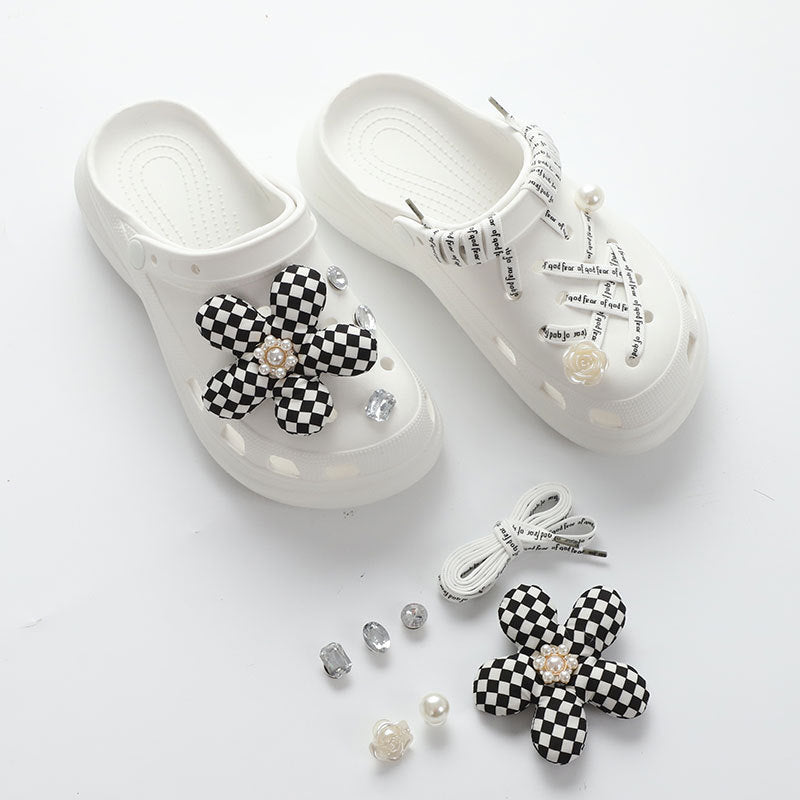 Damen Verspielte Clogs mit dekorativen Blumenapplikationen und verschiedenen Accessoires Fudus