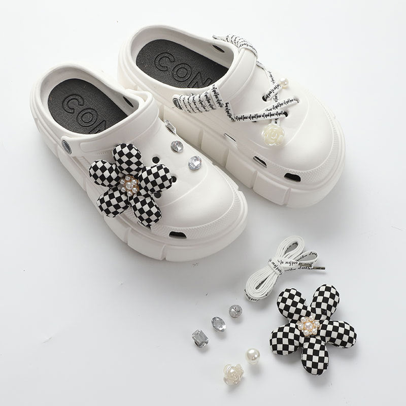 Damen Verspielte Clogs mit dekorativen Blumenapplikationen und verschiedenen Accessoires Fudus