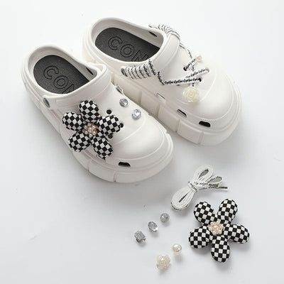 Damen Verspielte Clogs mit dekorativen Blumenapplikationen und verschiedenen Accessoires Fudus