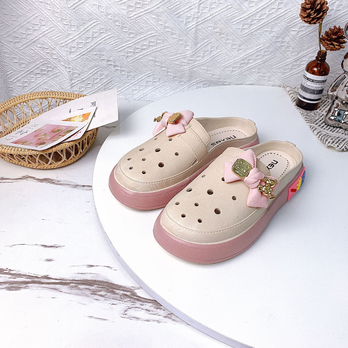 Damen modische Clogs mit elegantem Schleifen-Akzent und rutschfester Sohle Fudus