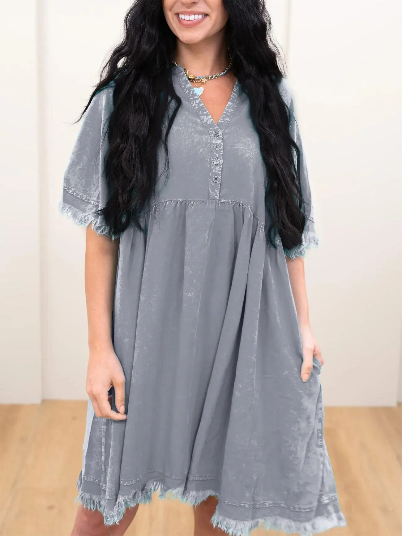 Damen Sommerkleid mit eleganter Knopfleiste und fransigem Saum Fudus