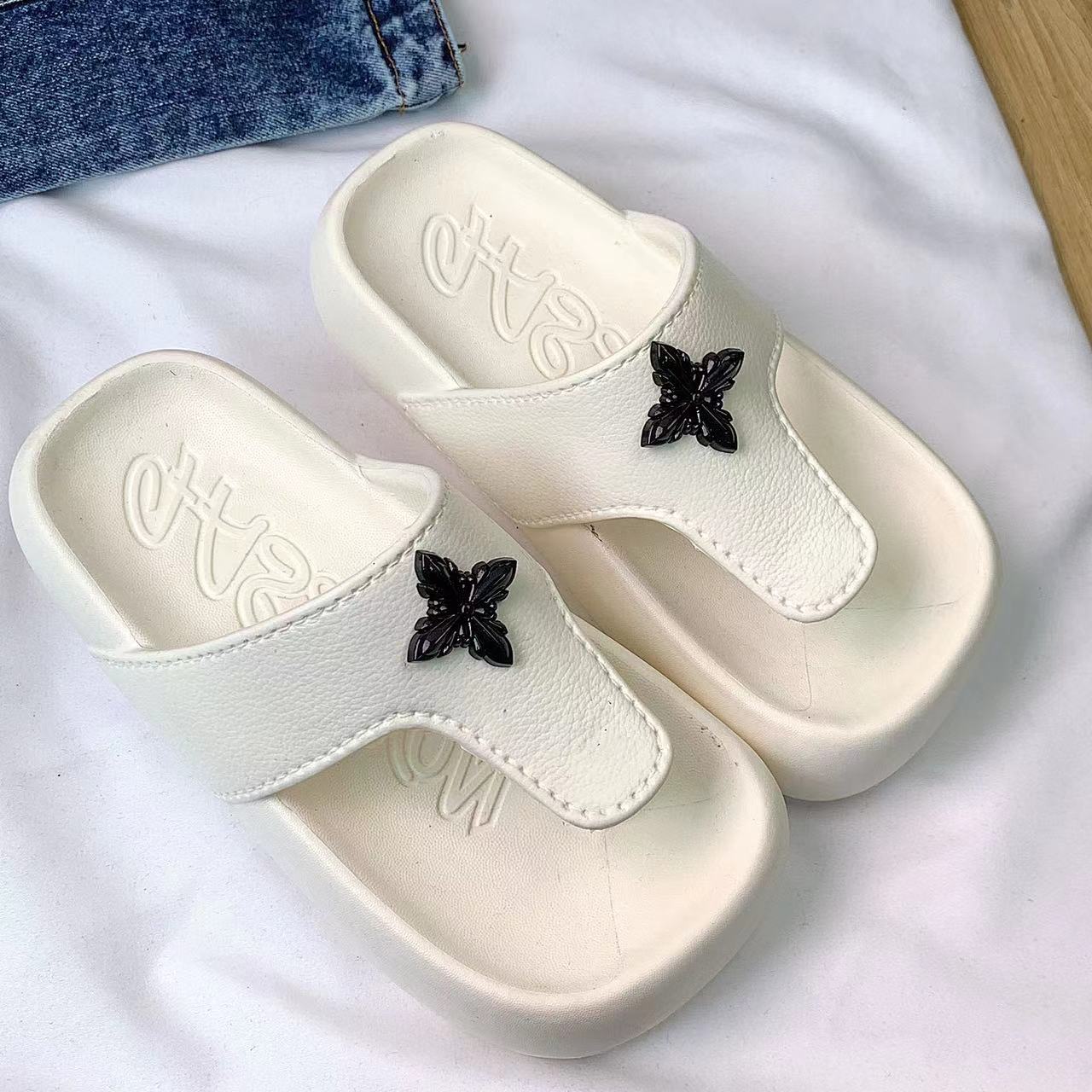 Damen Bequeme und stilvolle Sandalen mit breitem Riemen und dekorativem Akzent Fudus