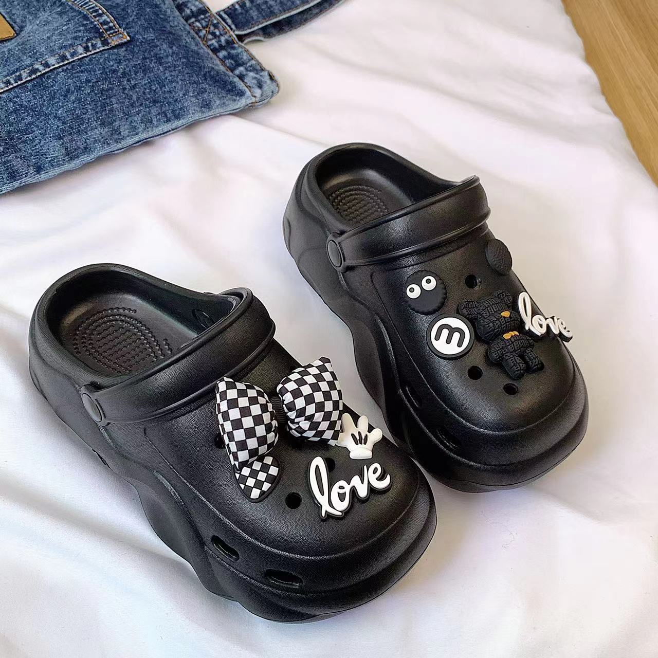 Damen Pantoletten mit bunten Accessoires Fudus