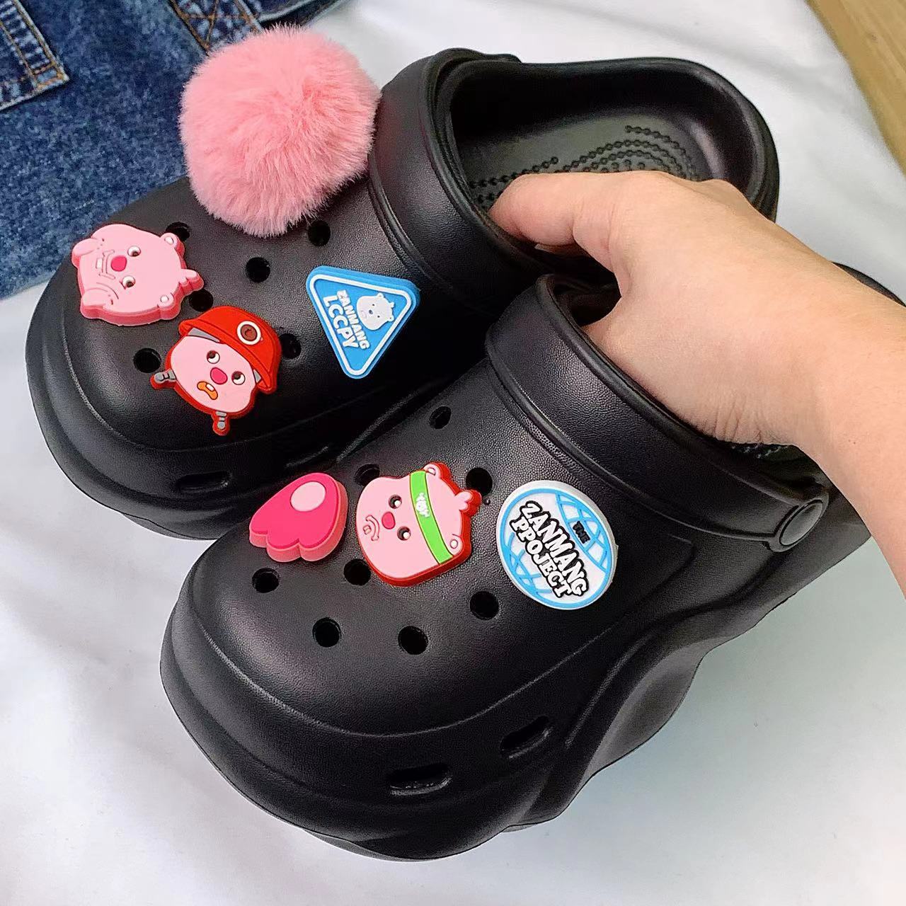 Damen Lustige Clogs mit kreativen 3D-Accessoires und rutschfester Sohle Fudus