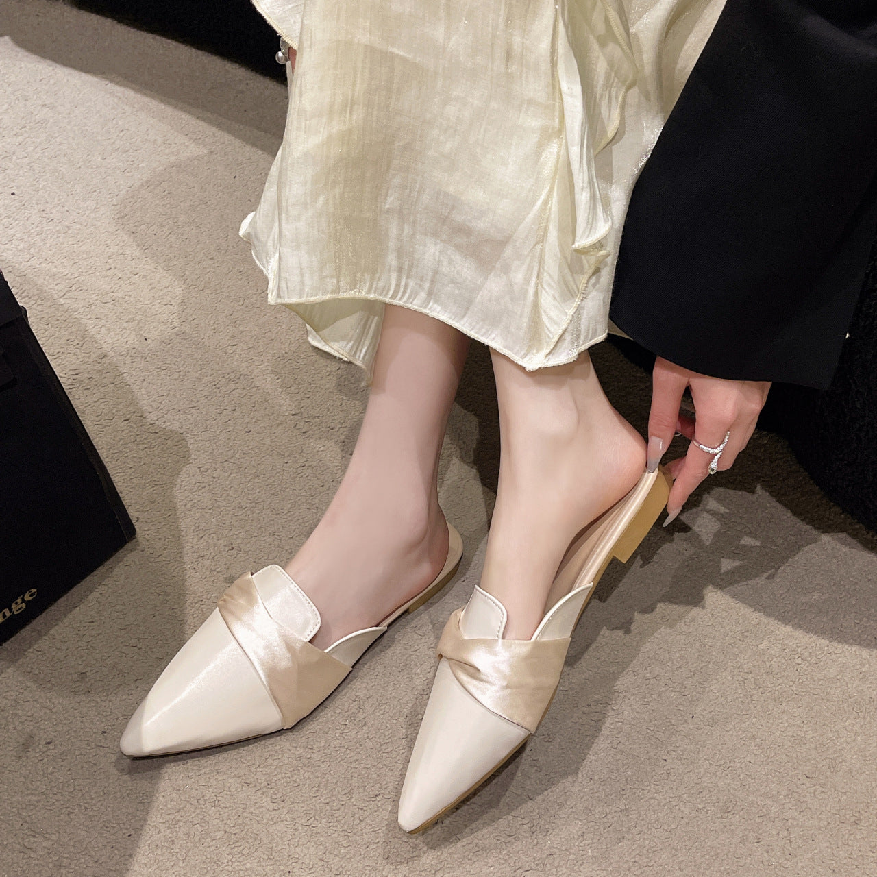 Damen klassische Slipper mit schickem Schleifenakzent und feinem Obermaterial Fudus