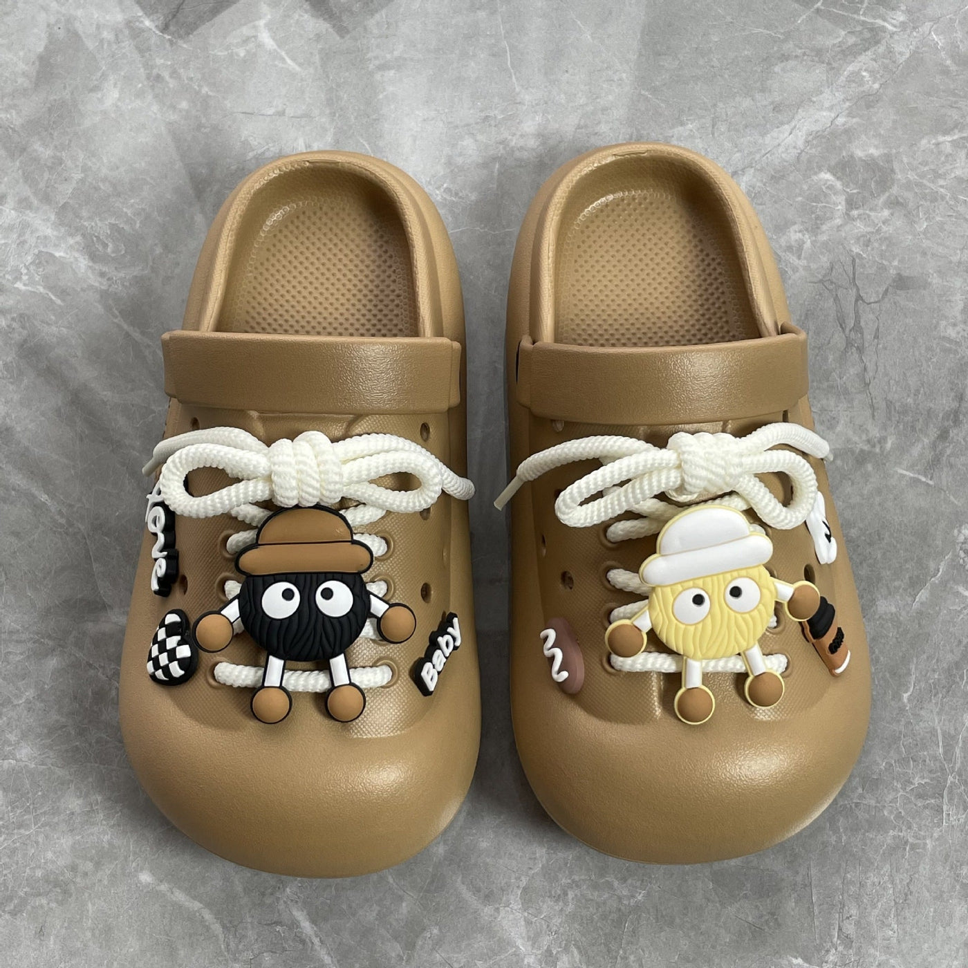 Damen Kreative und verspielte Clogs mit bunten 3D-Accessoires Fudus