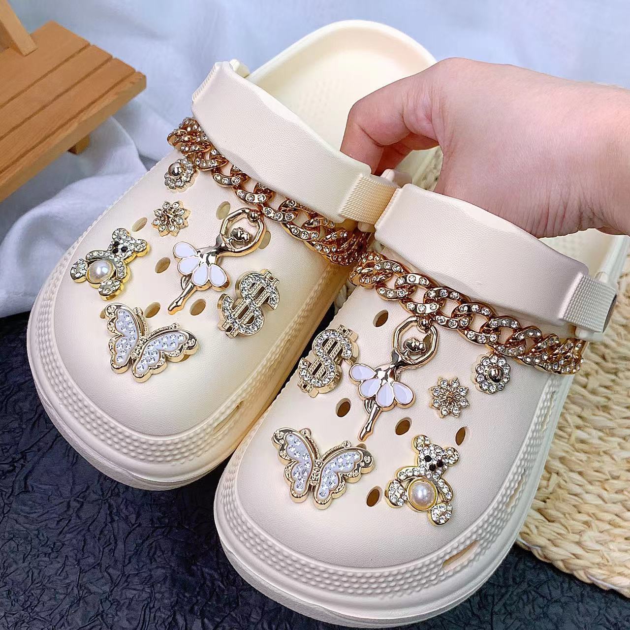 Damen Verzierte Clogs mit Glamourösen Schmuckdetails Fudus