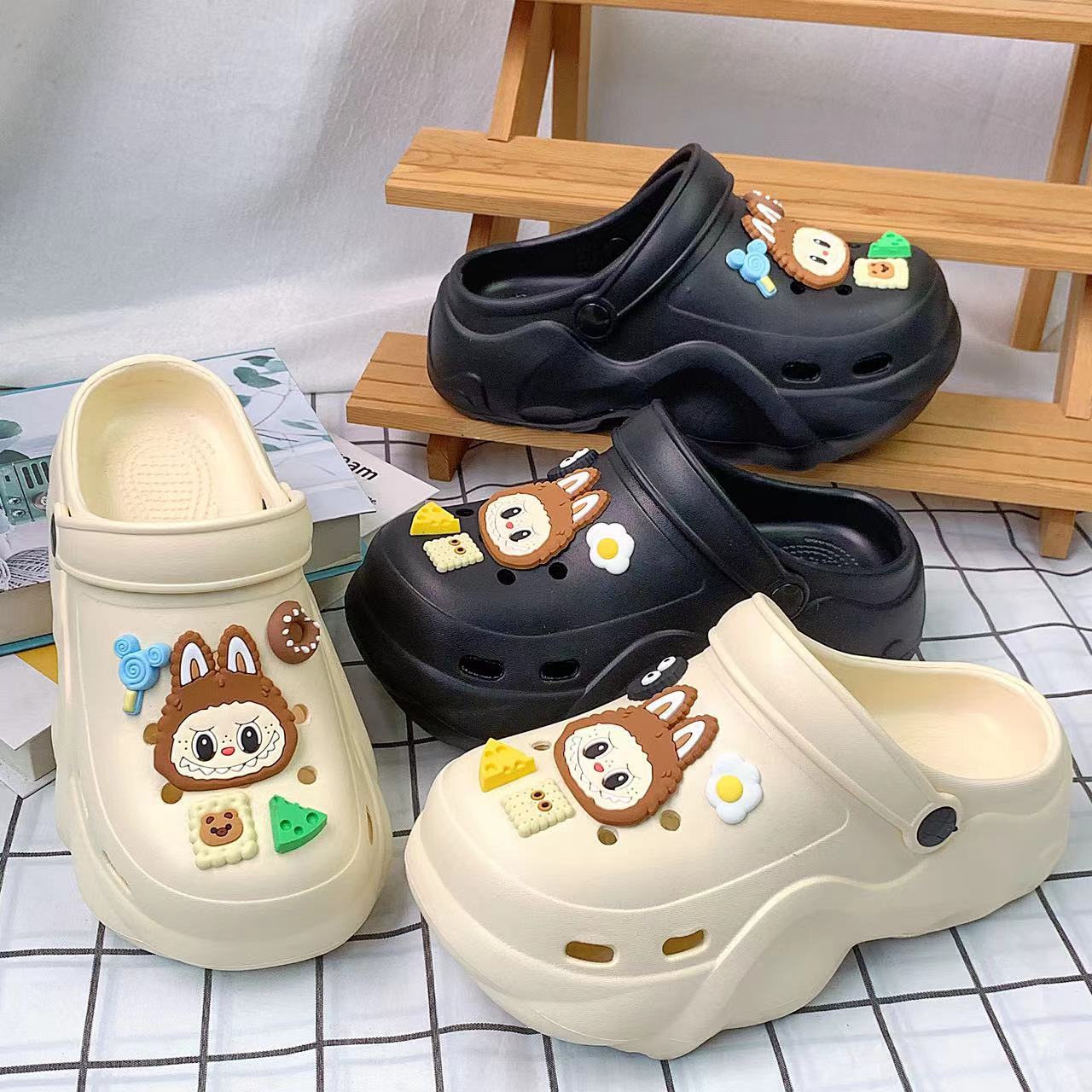 Damen Clogs mit verspielten 3D-Accessoires Fudus